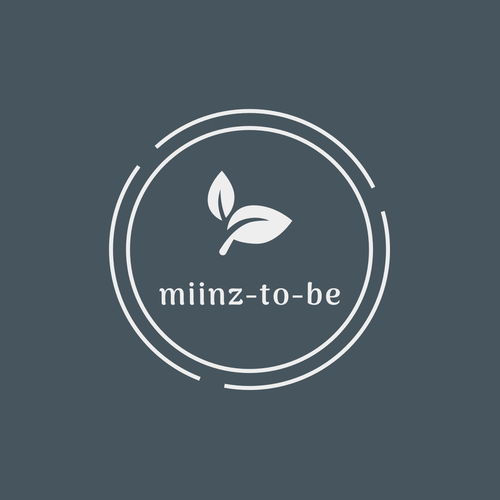 Logo miinz-to-be sous une branche de feuille. Les deux étant entouré par un cercle complet, lui-même entouré par un cercle fractionné en trois parties